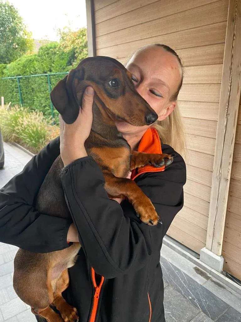 Mieke met een teckelpup